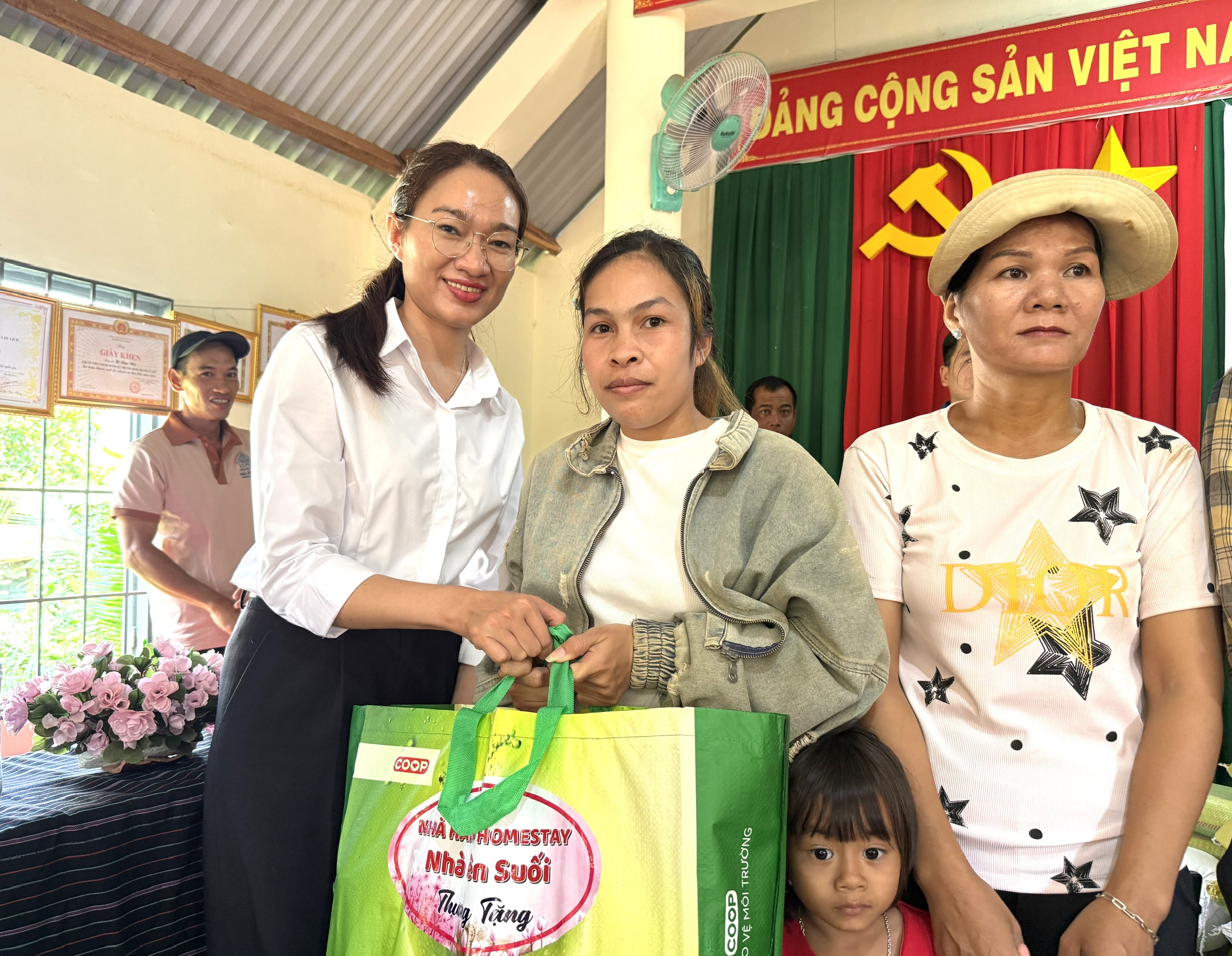 Xã Quảng Phú tổ chức Chương trình “Trao quà tặng – Gửi yêu thường đồng hành cùng đồng bào vượt khó”